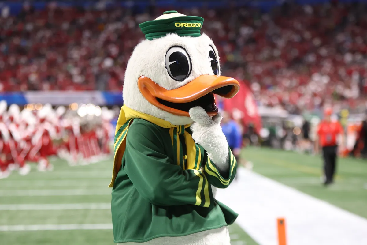 9 de enero de 2026; Atlanta, Georgia, EE.UU.; La mascota de los Oregon Ducks reacciona después de la primera mitad del partido semifinal del Peach Bowl y del College Football Playoff de 2025 contra los Indiana Hoosiers en el estadio Mercedes-Benz. Crédito obligatorio: Brett Davis-Imagon Images