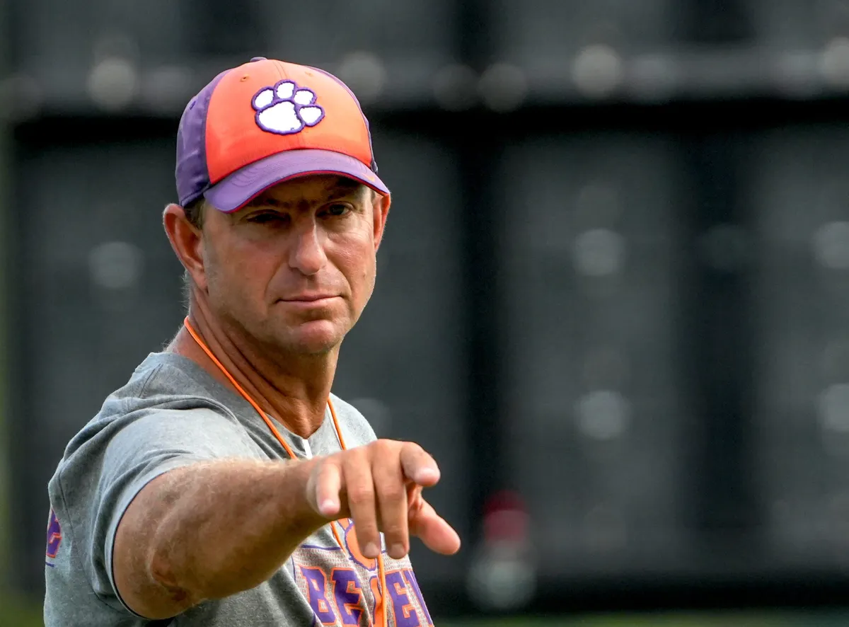 El entrenador en jefe de Clemson, Dabo Swinney, el viernes 7 de agosto de 2026 en Allen N. SC. Reeves interactúa con los jugadores durante la práctica en el Complejo Deportivo.
