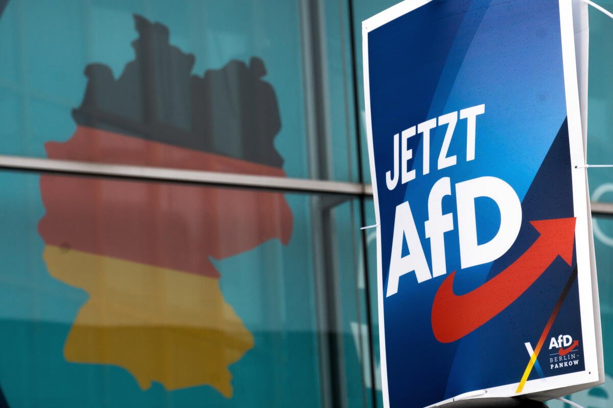 Un cartel electoral del partido de extrema derecha Alternativa para Alemania (AfD) en Berlín en 2025 dice: "Ahora la AFD."