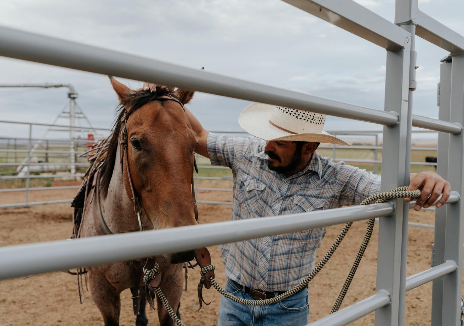 El ranchero de Colorado Caleb Valdez y su caballo Streak