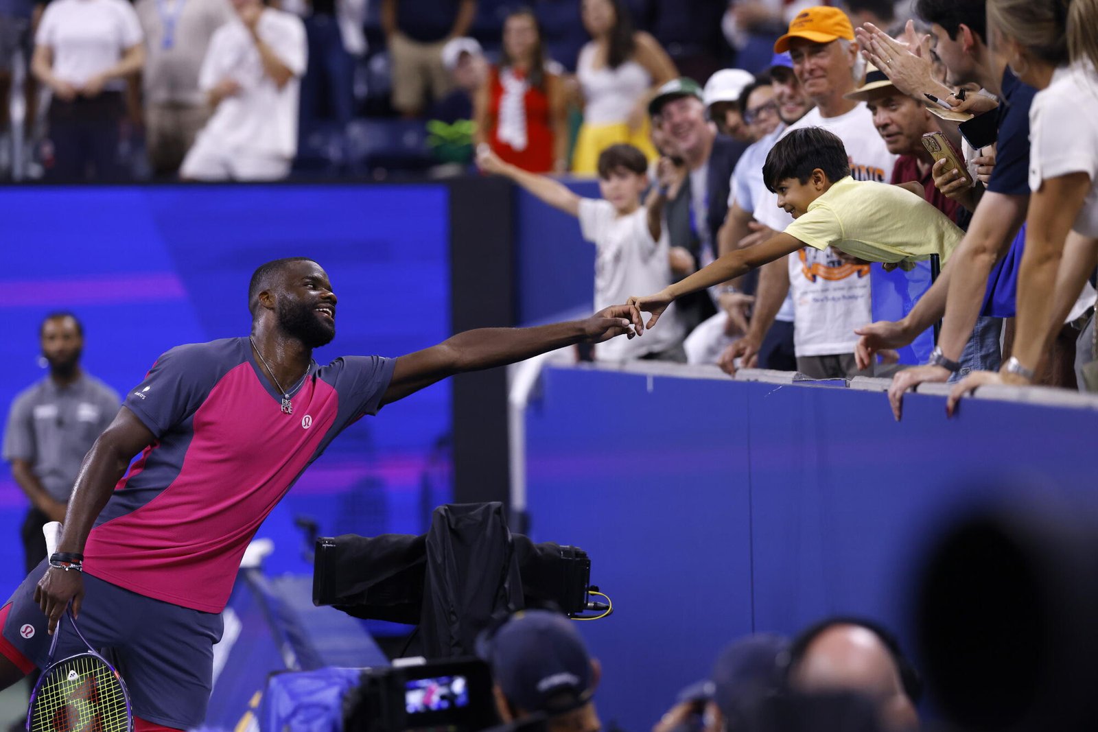 Frances Tiafoe celebra con un aficionado tras su victoria sobre Valentin Vacherot en el US Open el viernes.
