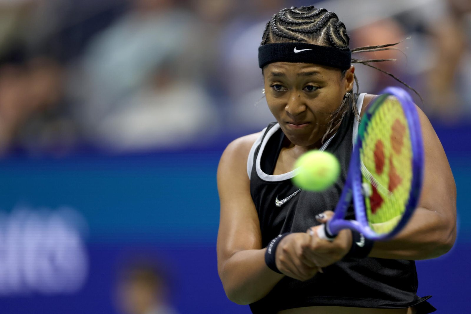 Naomi Osaka devuelve un tiro contra Anastasia Zakharova en su partido de primera ronda del US Open el 31 de agosto.