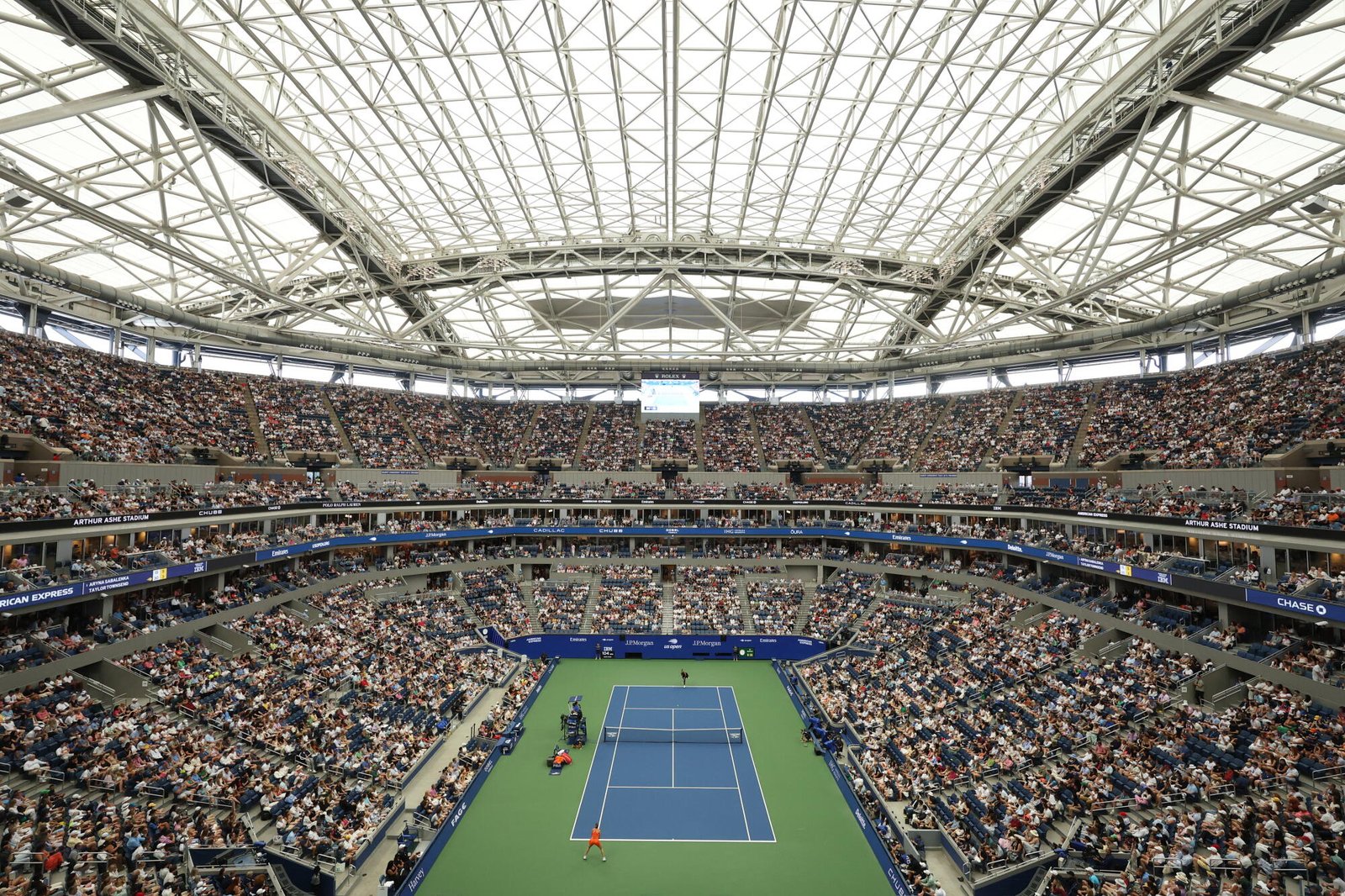 Una vista general del estadio Arthur Ashe mientras Taylor Townsend juega contra Aryna Sabalenka durante el Abierto de Estados Unidos.
