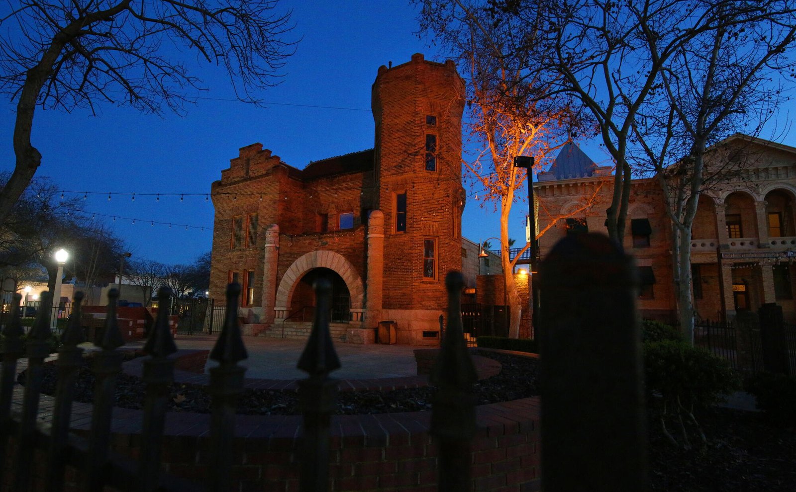 La Bastilla y el histórico palacio de justicia en el Civic Center Park de Hanford
