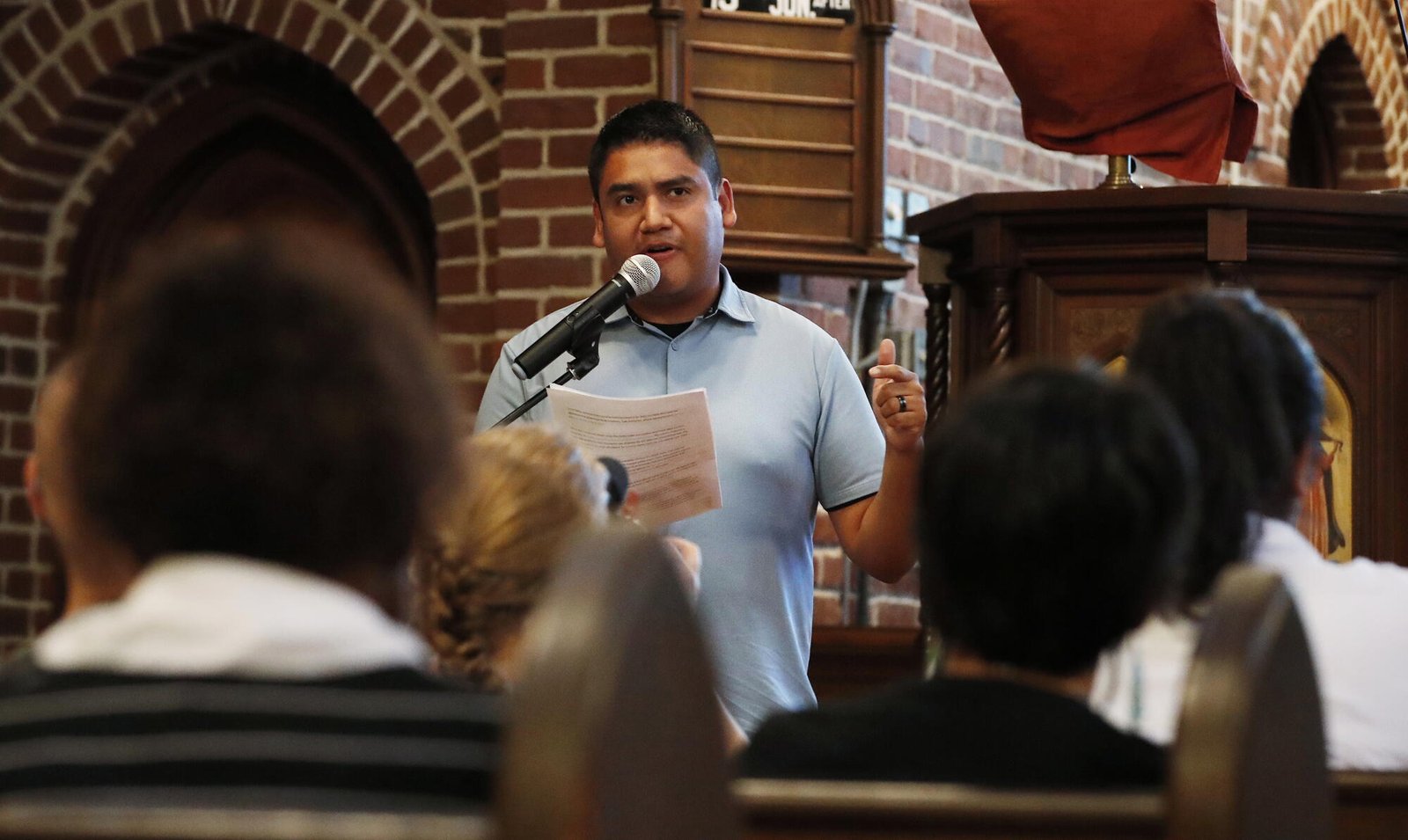 Multitud en el Centro Antiinformación durante una reunión en el ayuntamiento en la Iglesia Episcopal del Salvador en Hanford.