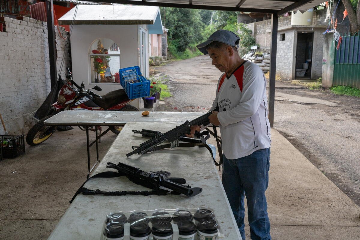 Reynano López, 46 años, productor de aguacate. Comienza tu turno matutino con las Autodefensas. 