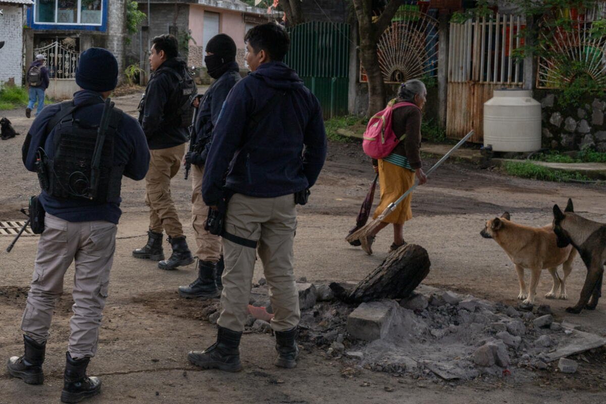 policías comunitarios y "autodefensa" hacer guardia 