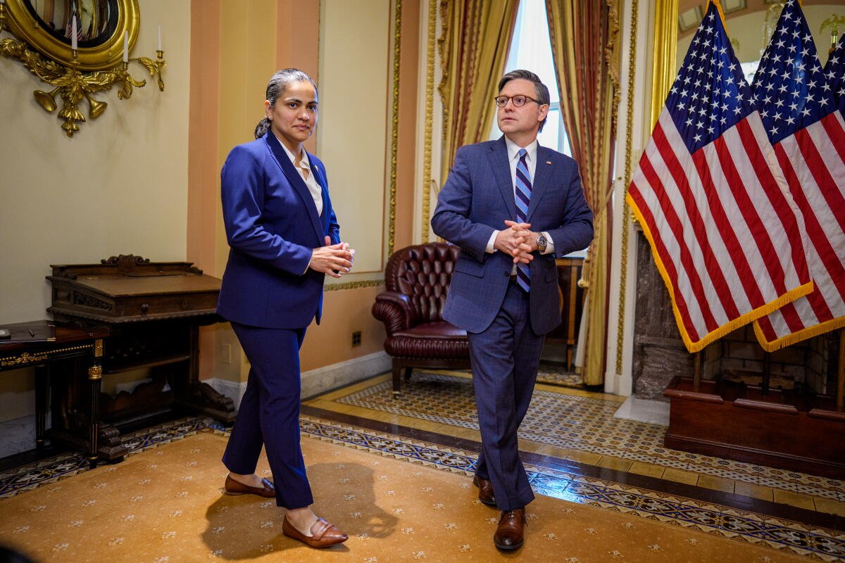 La representante Aisha Wahab (D-CA) y el presidente de la Cámara de Representantes, Mike Johnson (R-LA), llegaron para prestar juramento en la ceremonia.