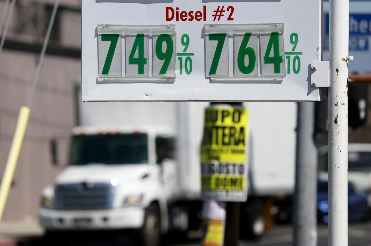 Los precios del diésel superiores a $7 por galón se muestran en el surtidor de las gasolineras.