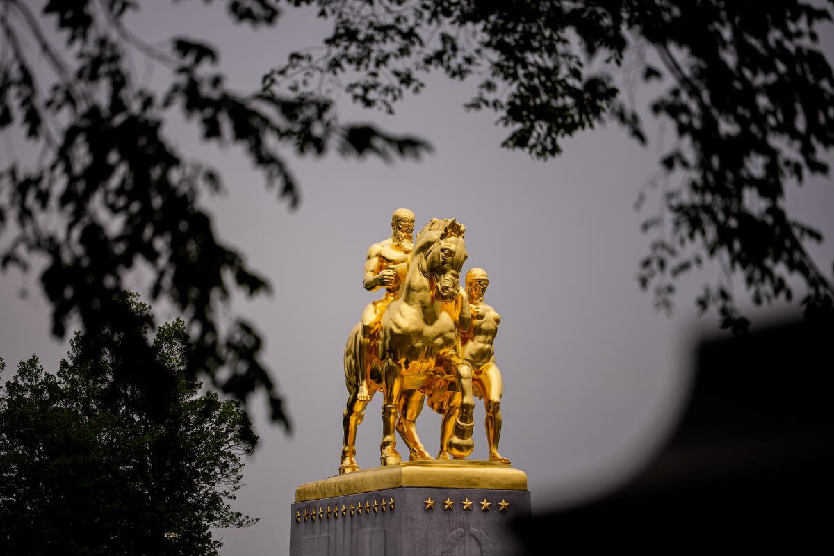 Una de las estatuas artísticas de la guerra que recientemente fue cubierta con pan de oro.