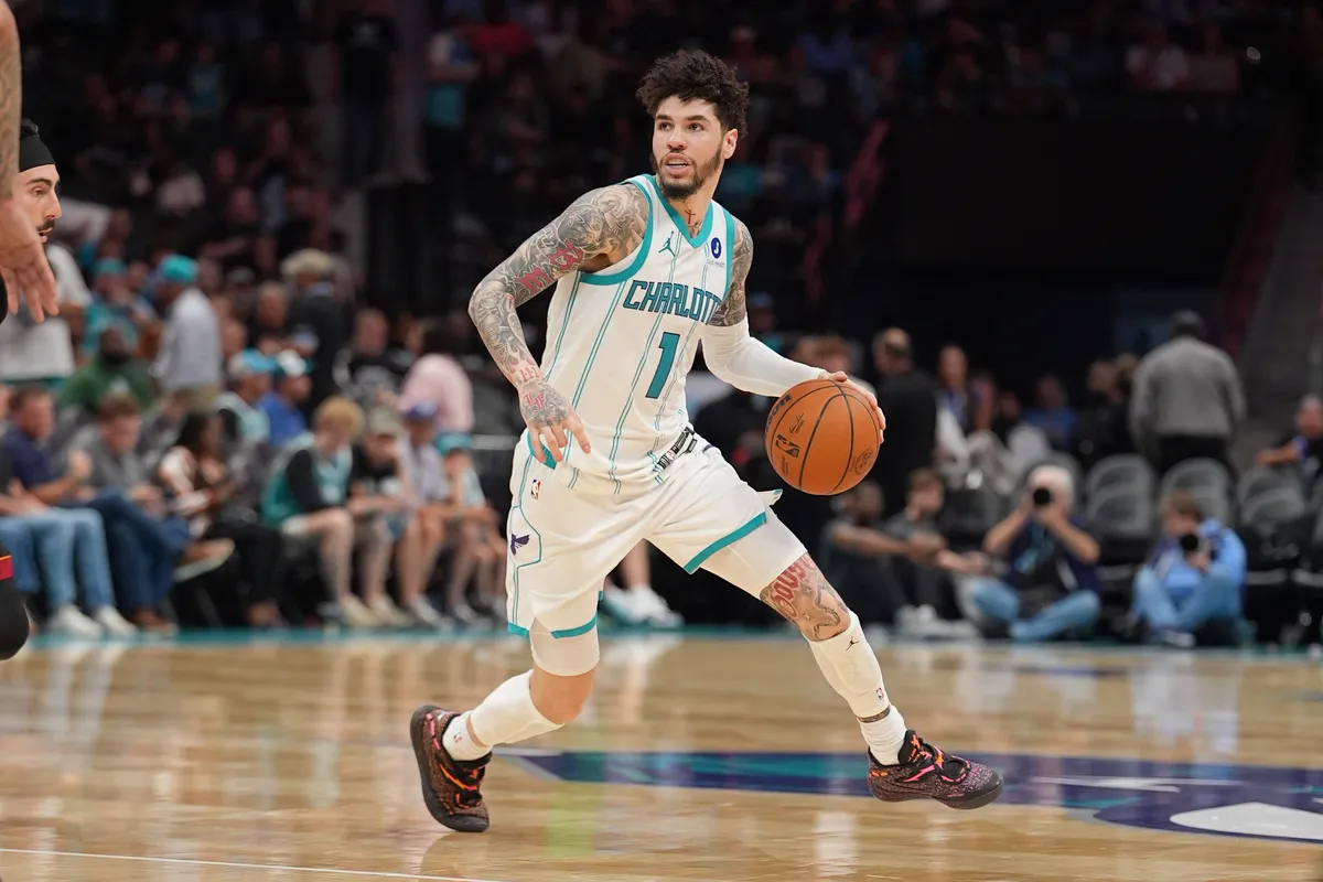 14 de abril de 2026; Charlotte, Carolina del Norte, Estados Unidos; El guardia de Charlotte Hornets, LaMelo Ball (1), conduce el balón durante la segunda mitad durante la ronda de juego de los playoffs de la NBA de 2026 entre los Charlotte Hornets y el Miami Heat en Spectrum Center. Crédito obligatorio: Imagen de Jim Dedmon-Imagon