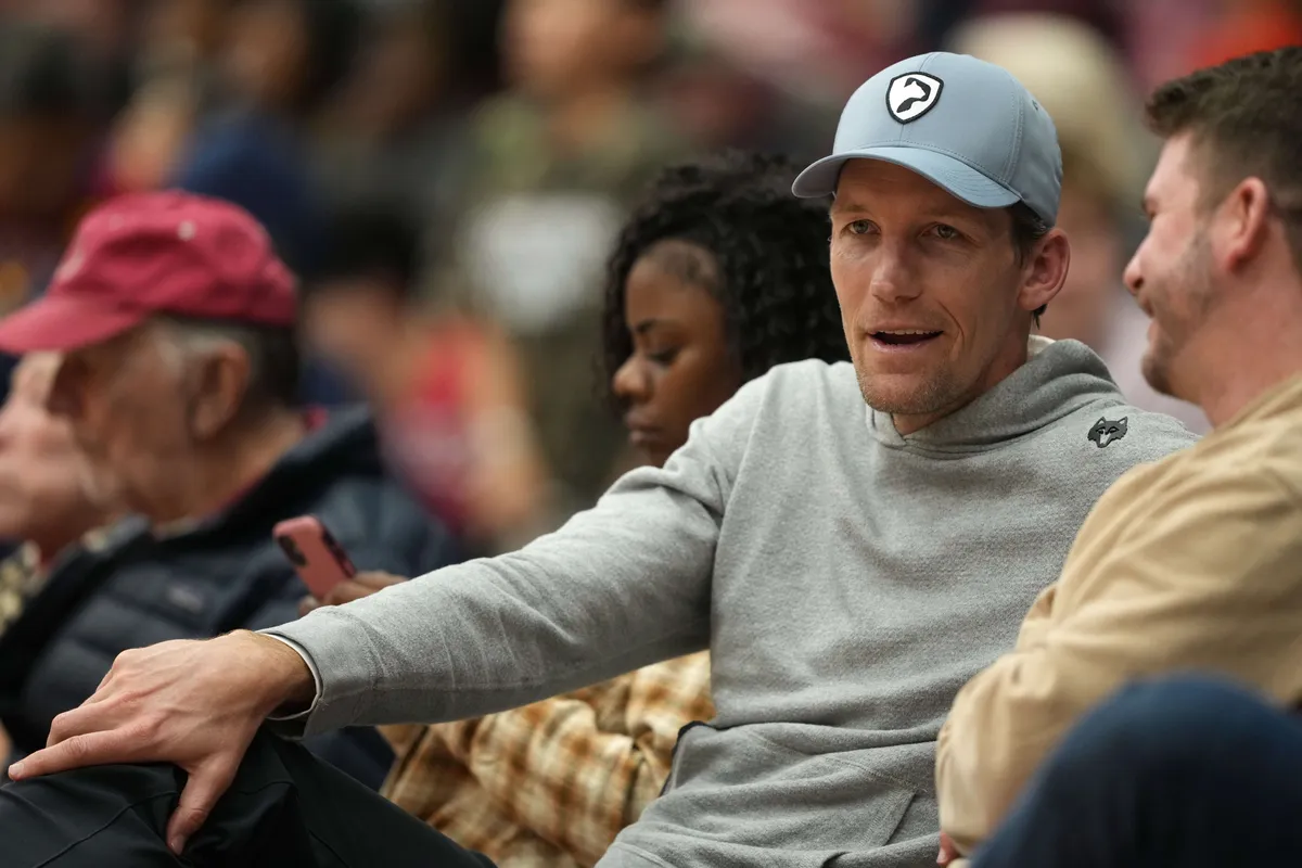 27 de diciembre de 2025; Stanford, California, Estados Unidos; El gerente general de Golden State Warriors, Mike Dunleavy Jr., se sienta junto a la cancha durante la segunda mitad del juego entre el Stanford Cardinal y CSUN Matadors en Maples Pavilion. Crédito obligatorio: Imagen de Darren Yamashita-Imagon