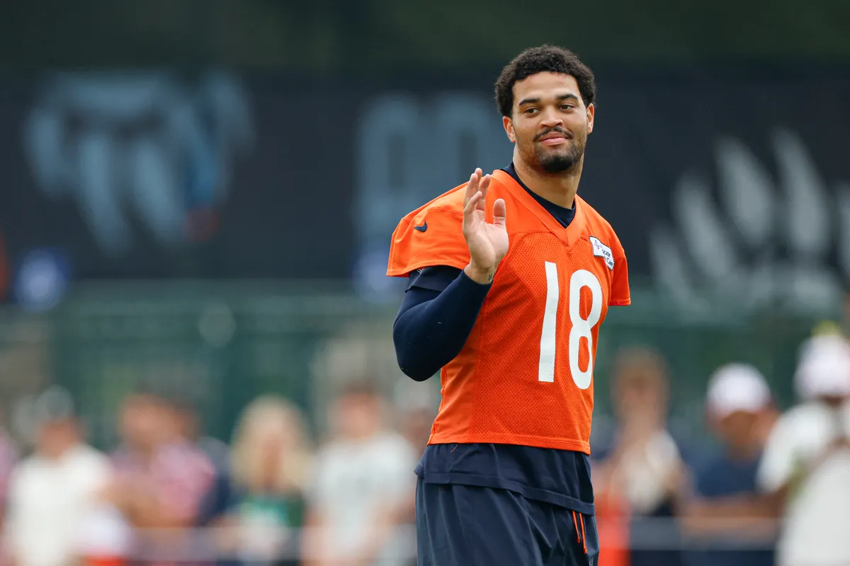 5 de agosto de 2026; Lake Forest, Illinois, EE.UU.; El mariscal de campo de los Chicago Bears, Caleb Williams (18), está en el campo durante el campamento de entrenamiento en Halas Hall. Crédito obligatorio: Kamil Krzaczynski-Imagn Images