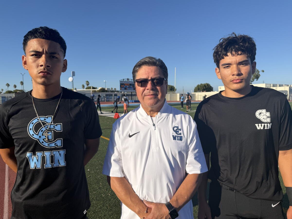El entrenador de patadas de Carson, Ish Ordóñez, los jugadores de fútbol Monico Flores-Segovia (izquierda) y Manny Padilla con los nuevos pateadores del equipo.
