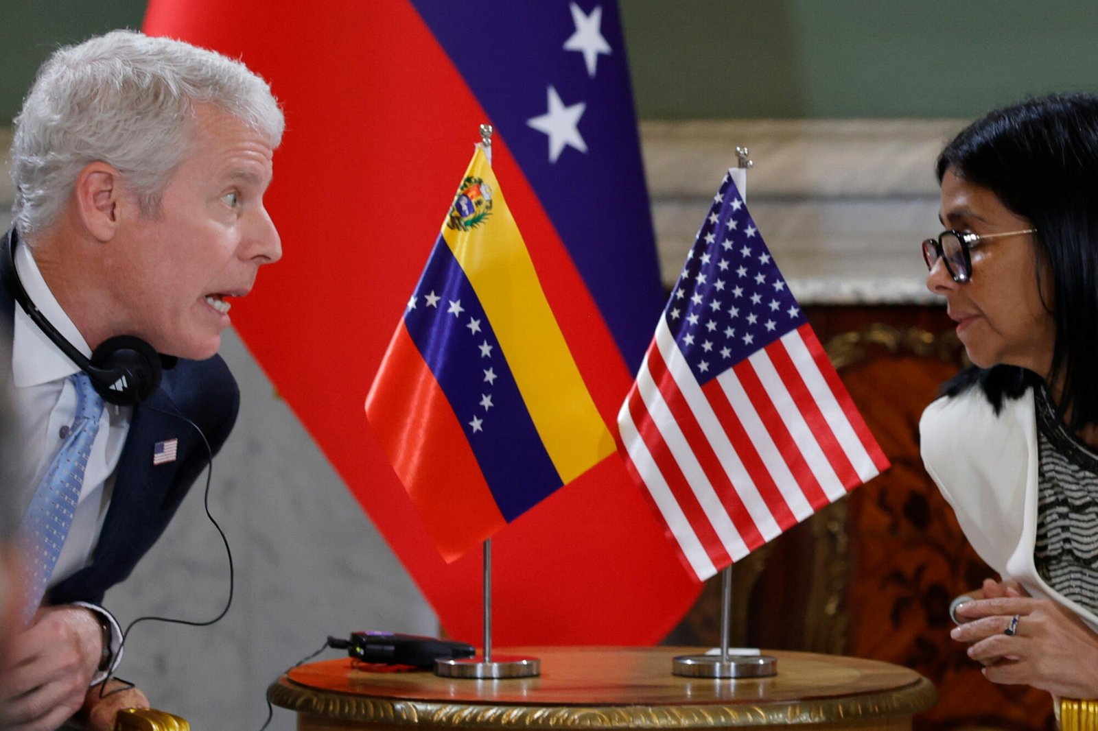 El secretario de Energía, Chris Wright, y Delcy Rodríguez, presidenta interina de Venezuela.