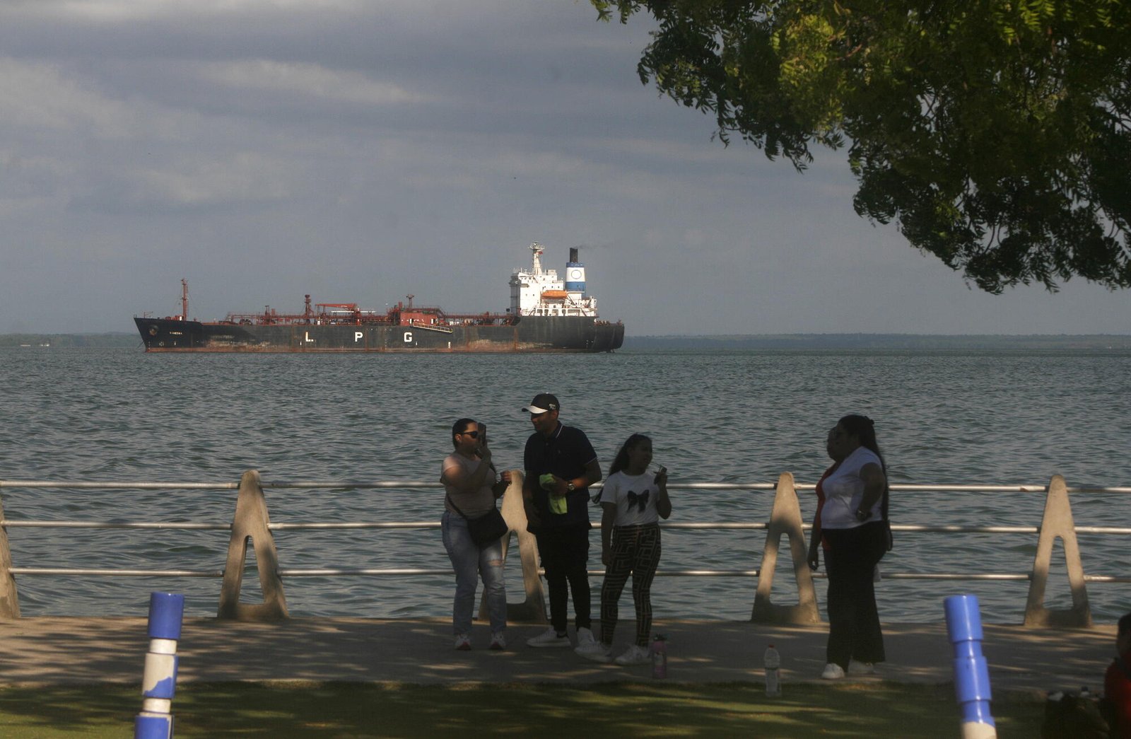 Venezolanos observan un petrolero anclado en el lago de Maracaibo.