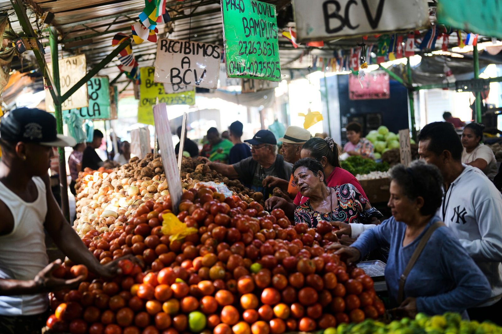La gente compra productos en un mercado de Maracaibo. que es el corazón de la industria petrolera de Venezuela.