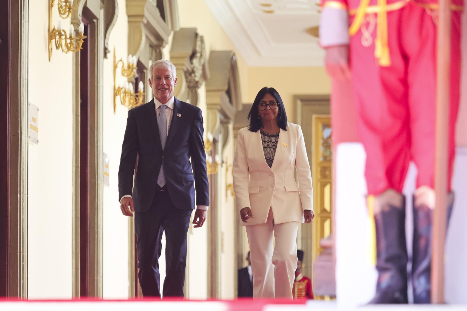 Chris Wright, Secretario de Energía de Estados Unidos caminando junto a Delcy Rodríguez, Presidenta interina de Venezuela