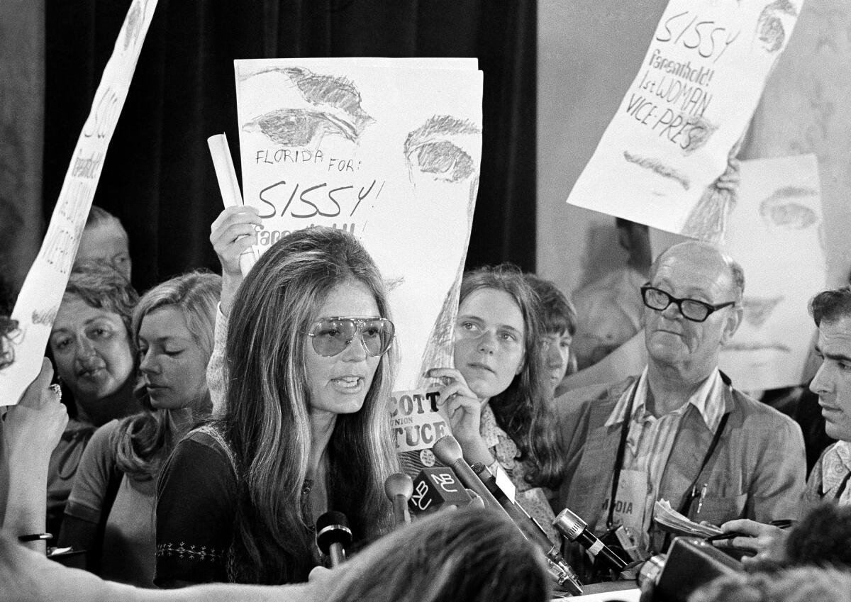 Gloria Steinem habló en la rueda de prensa.