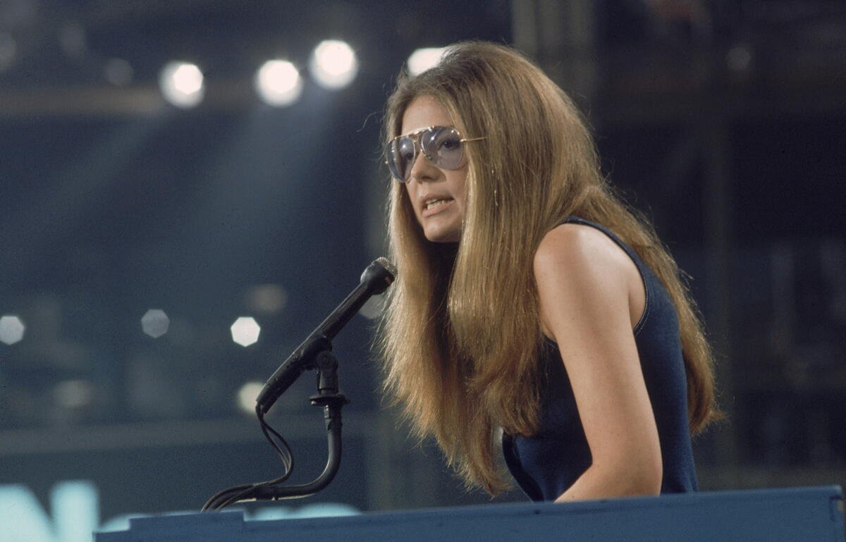 Gloria Steinem hablando en la Convención Nacional Demócrata de 1972.
