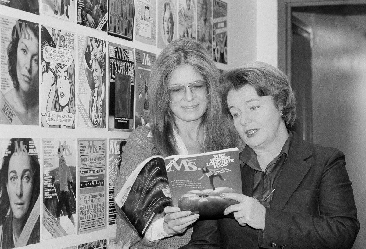 Gloria Steinem (izquierda) y Pat Carbine, dos editores fundadores de la revista Ms., en 1980.