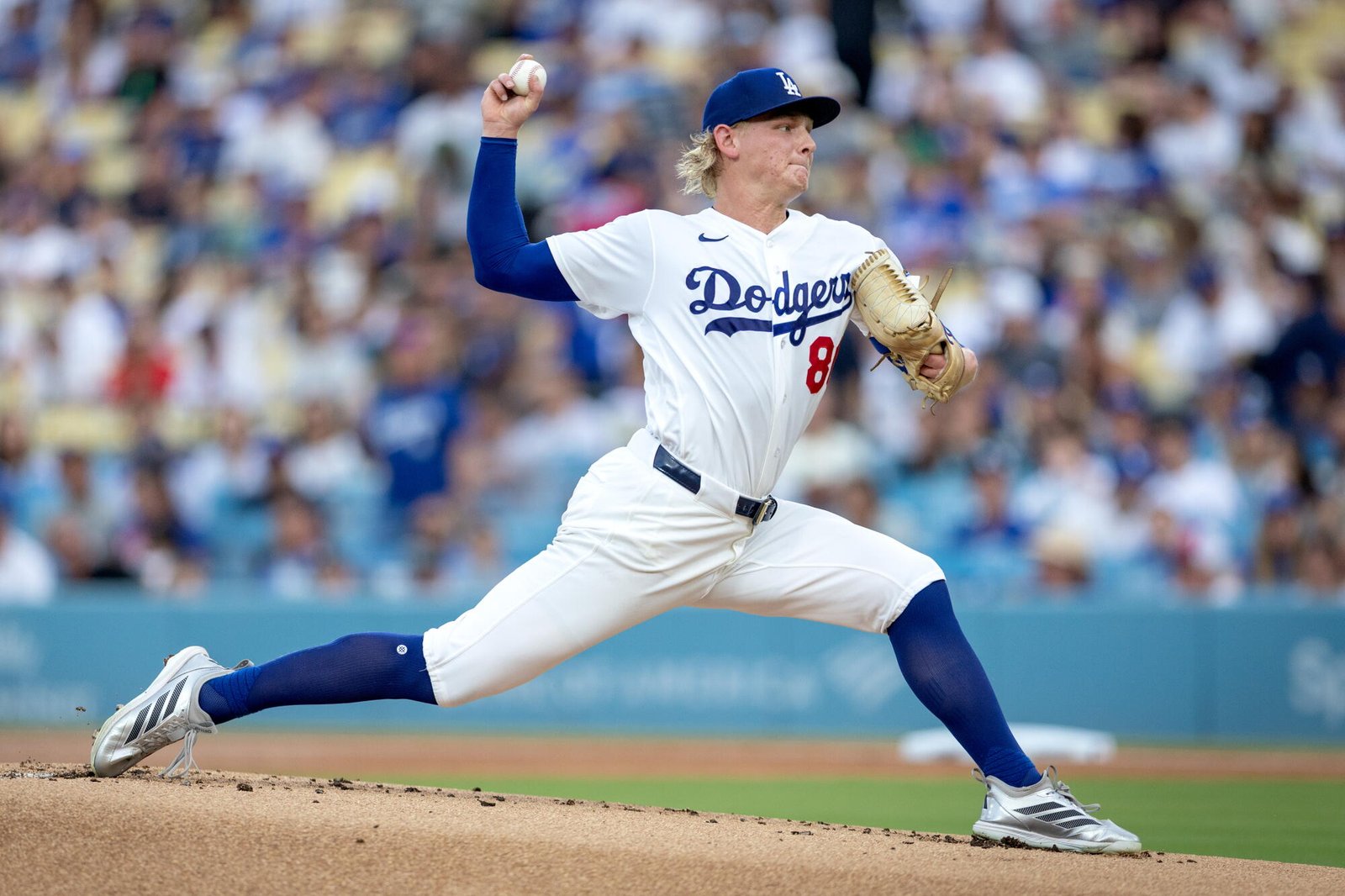 El lanzador de los Dodgers, Emmett Sheehan, cumple durante la tercera entrada contra los Rojos el lunes.
