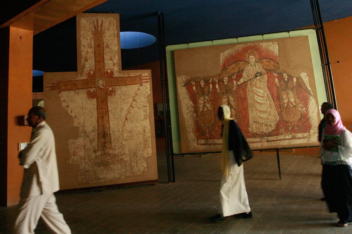 Un visitante sudanés pasa junto a ejemplos de arte cristiano del siglo X en el Museo Nacional de la capital, Jartum, el 25 de junio de 2008.