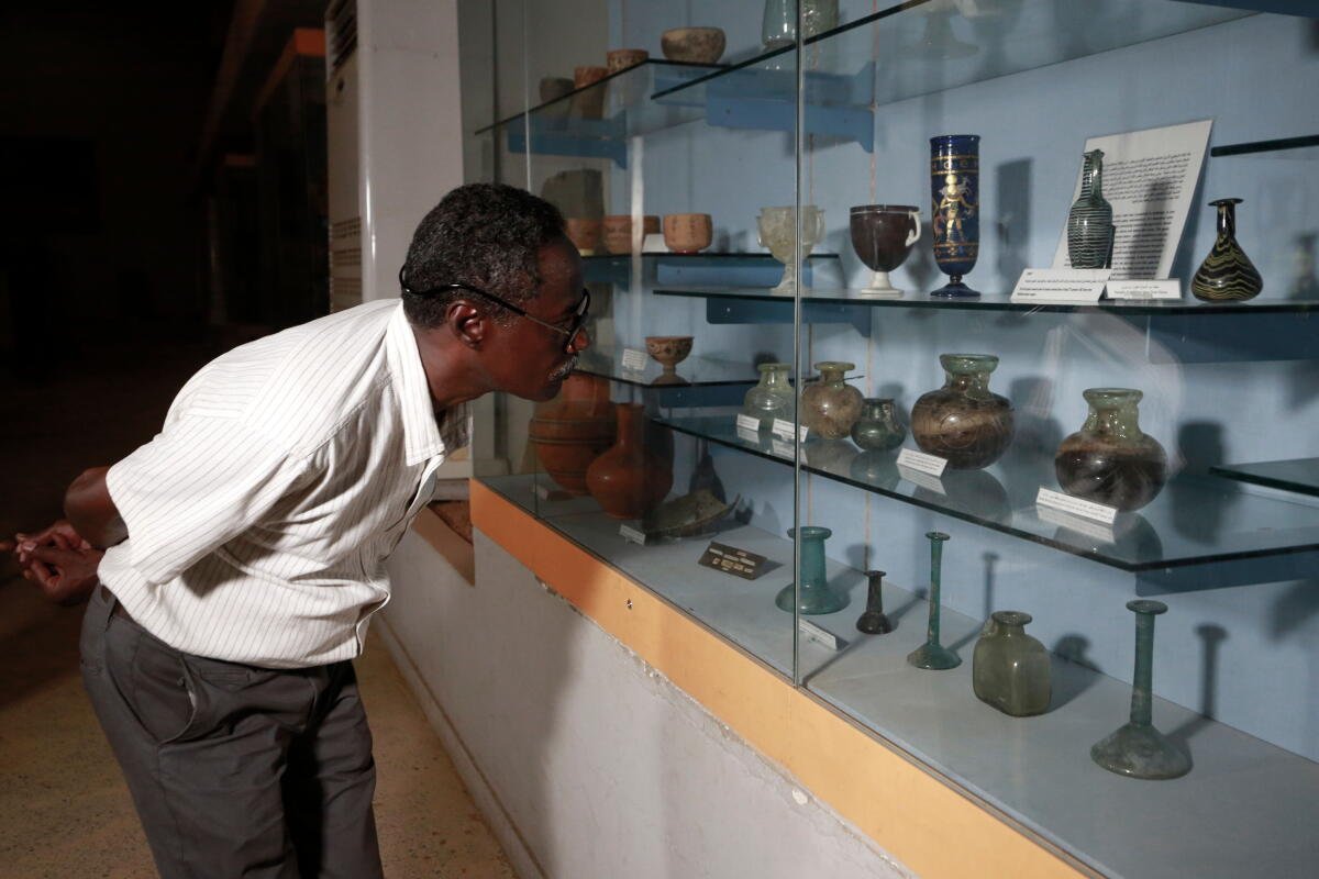 Haitem el-Nour, el nuevo director de la Compañía y Museo Nacional de Antigüedades, observa la colección de antigüedades.