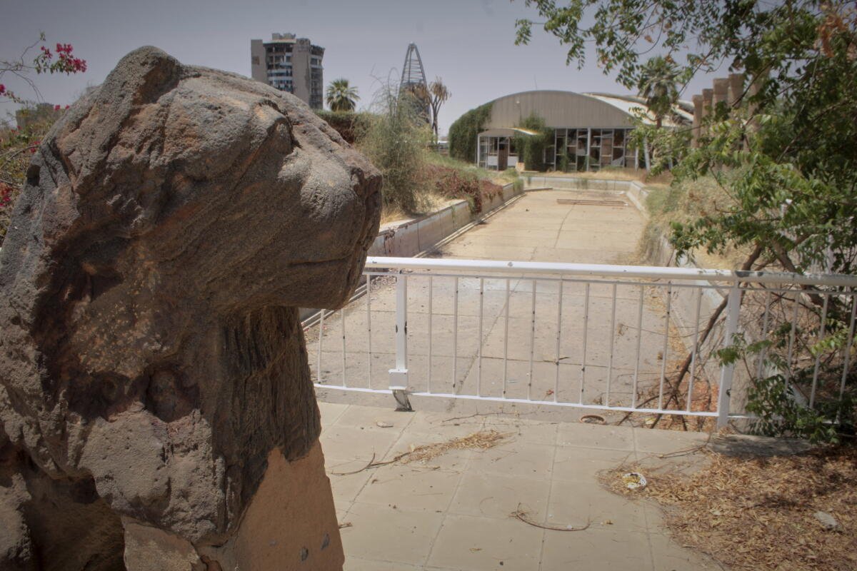Estatua del león meroítico en los jardines del Museo Nacional de Sudán. En Jartum, Sudán, en abril de 2025.