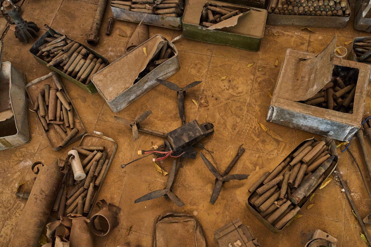 El dron y los casquillos se encuentran dentro de una sala del Museo Nacional de Sudán. en Jartum, Sudán