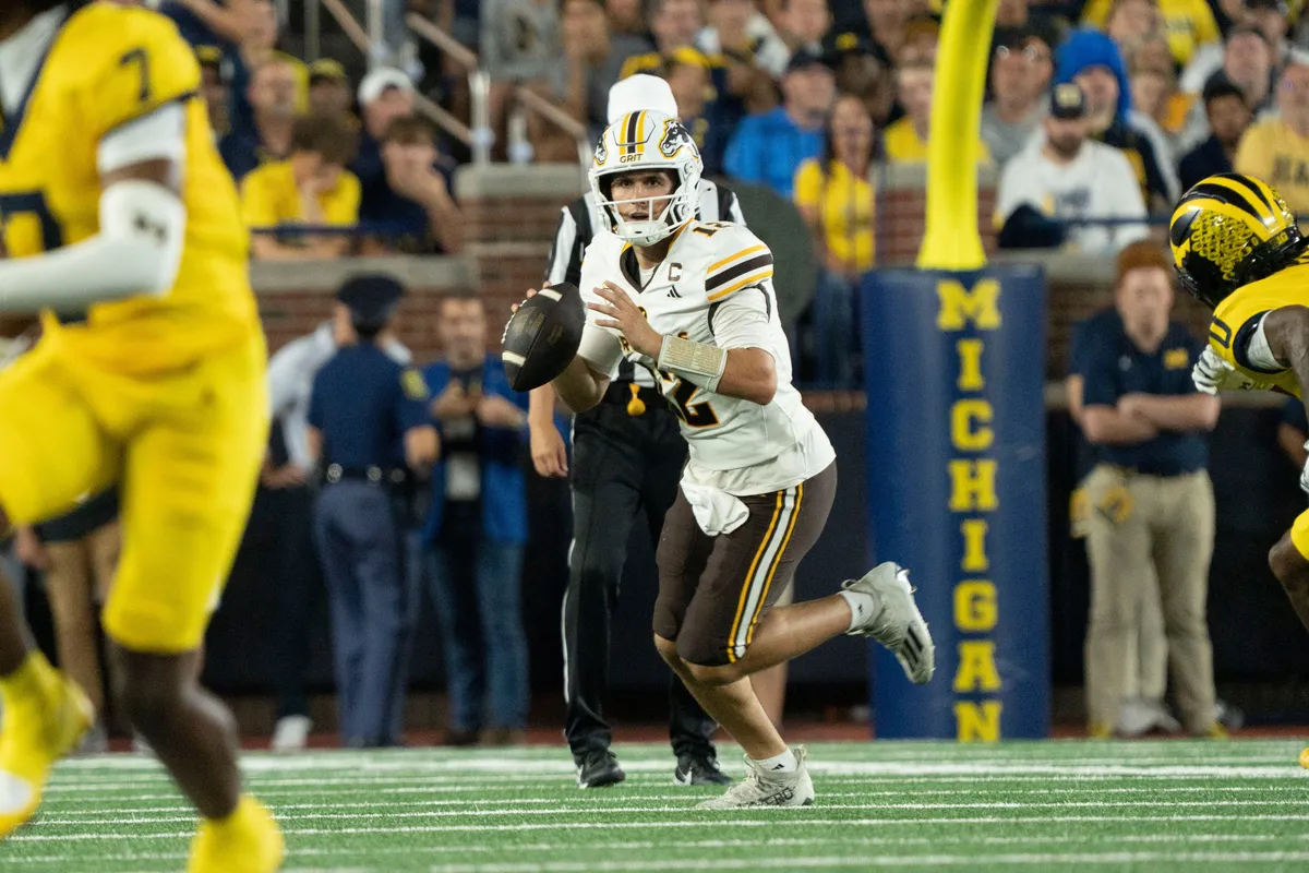 Brock Lowry, estudiante de tercer año del oeste de Michigan, busca pasar durante el partido inaugural de la temporada el sábado 5 de septiembre de 2026 en el Michigan Stadium en Ann Arbor, Michigan.
