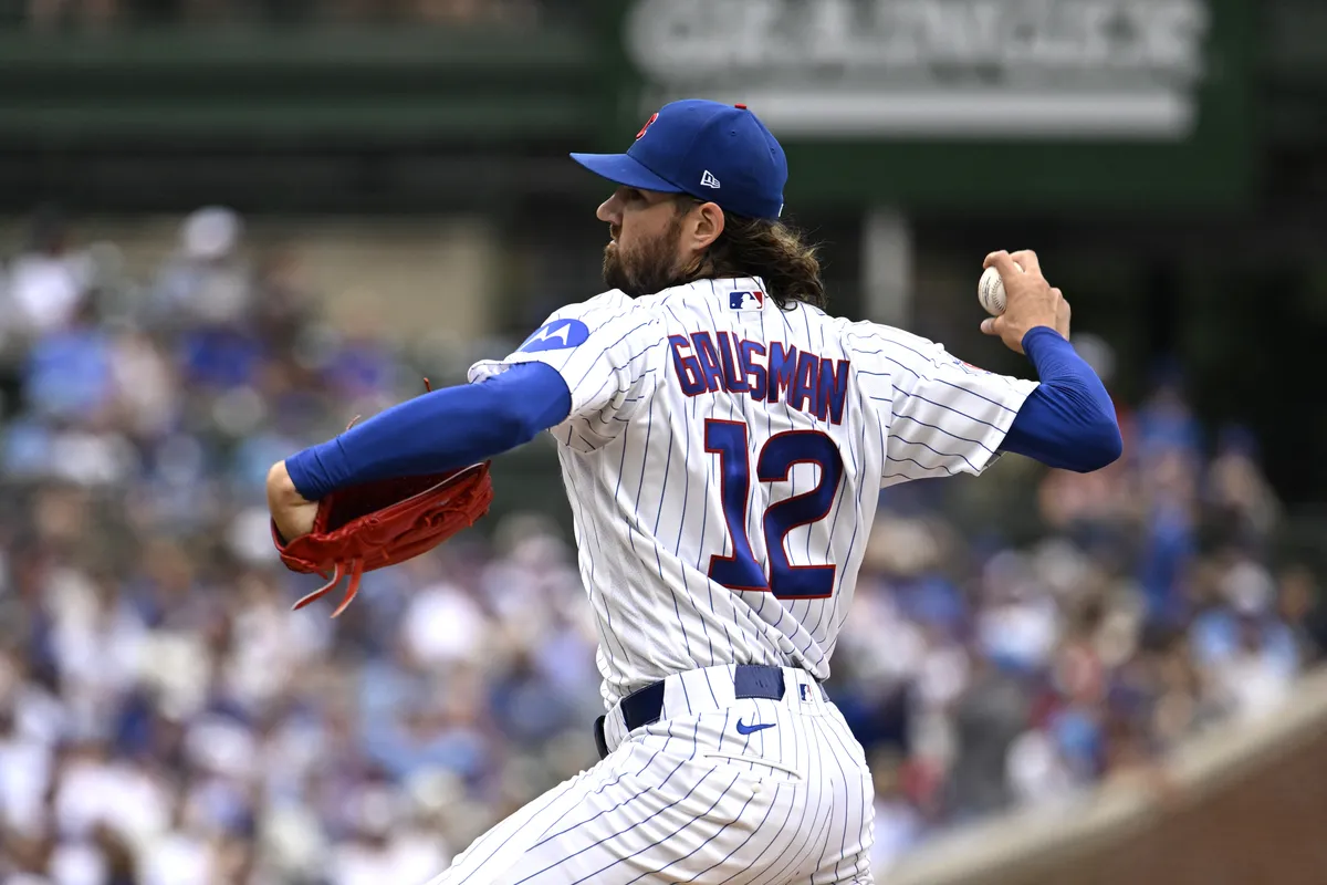 29 de agosto de 2026; Chicago, Illinois, Estados Unidos; El lanzador de los Cachorros de Chicago Kevin Gausman (12) lanza la pelota en la primera entrada contra los Rojos de Cincinnati en Wrigley Field. Crédito obligatorio: Matt Marton-Imagn Images