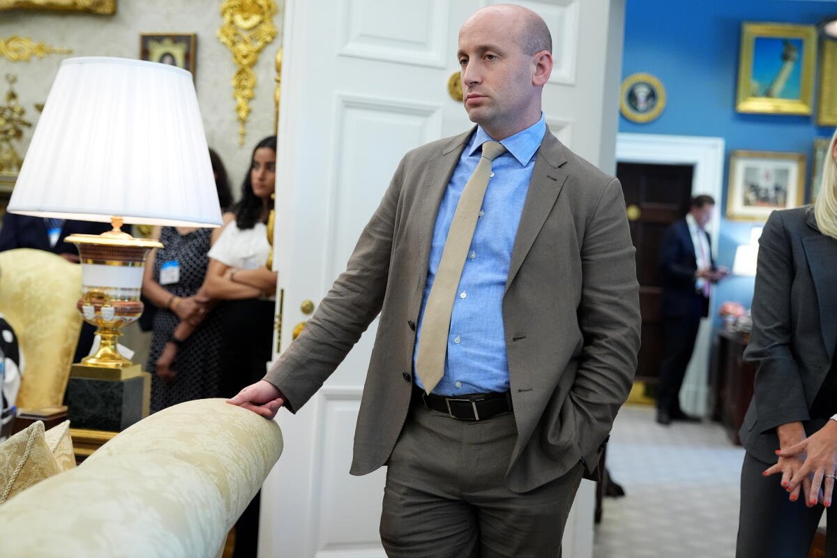 Stephen Miller, subjefe de gabinete de la Casa Blanca, escuchando hablar al presidente Donald Trump