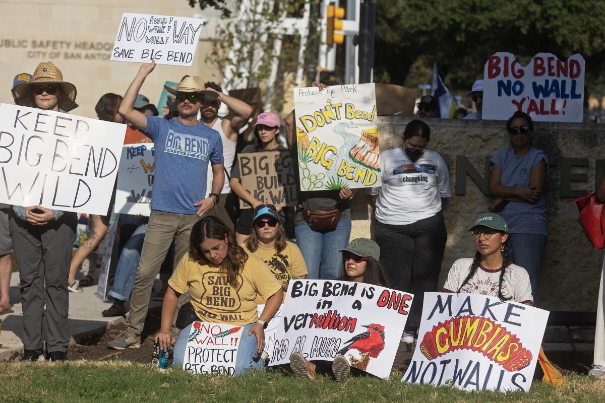 Multitud se reúne en manifestación por el Parque Nacional Big Bend