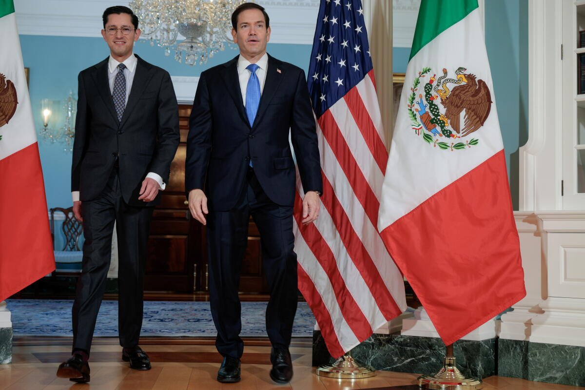 El Ministro de Relaciones Exteriores de México, Roberto Velasco (izquierda), y el Secretario de Estado de Estados Unidos, Marco Rubio, llegan para una fotografía.