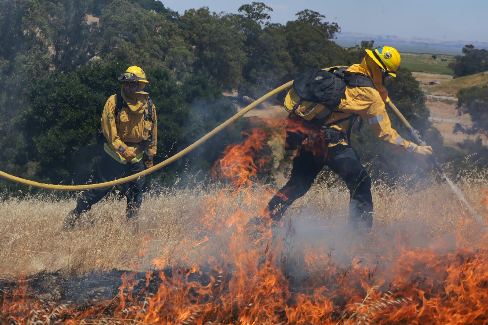 Los bomberos del condado de Marin practican durante una quema prescrita.