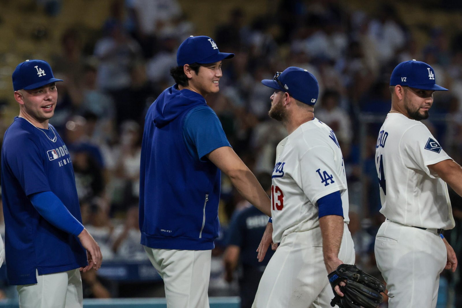 La estrella de los Dodgers, Shohei Ohtani, celebra con sus compañeros de equipo después de la victoria contra los Rojos en el Dodger Stadium.