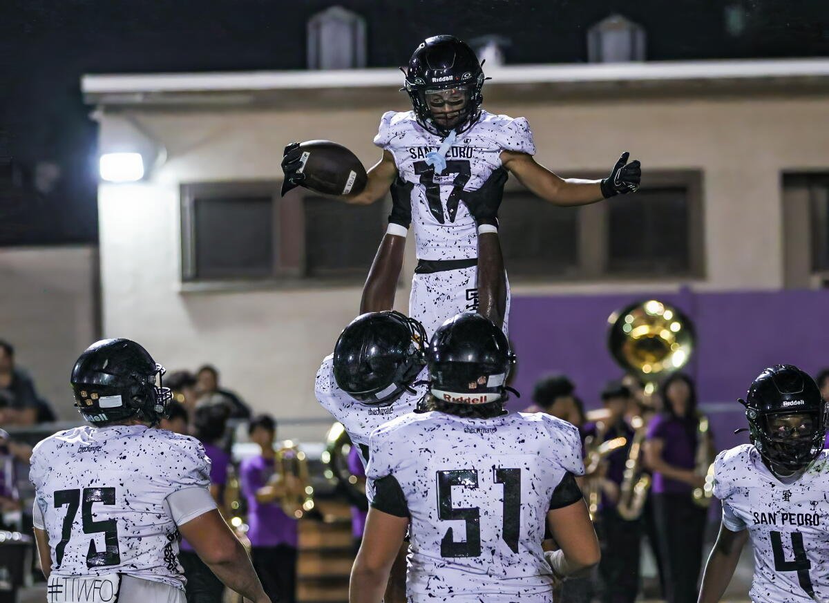 Los jugadores de San Pedro levantan a Brayden Villegas luego de su recepción de touchdown ante Bell.