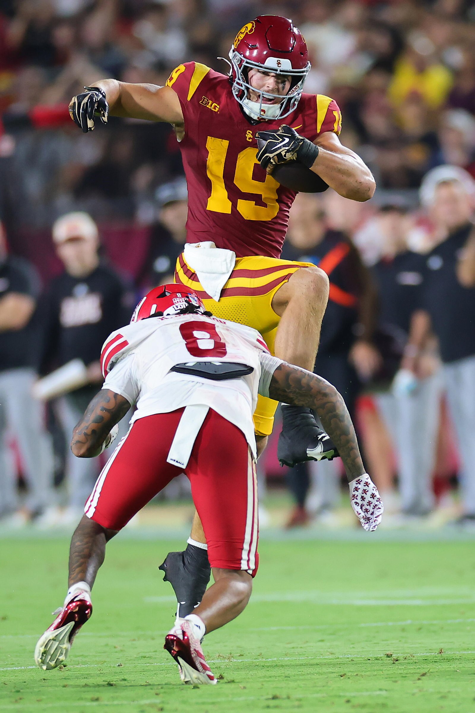El ala cerrada de la USC, Mark Bowman, interceptó al safety de Luisiana, Cody Jackson.