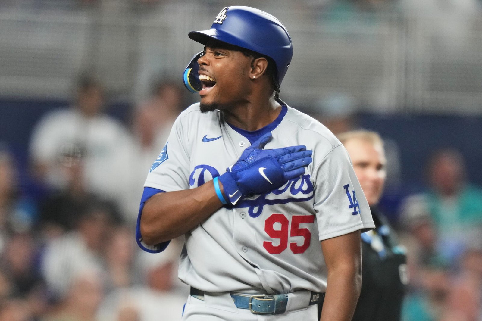 El novato de los Dodgers, Josué De Paula, celebra después de conectar un jonrón de tres carreras contra los Marlins el domingo en Miami.