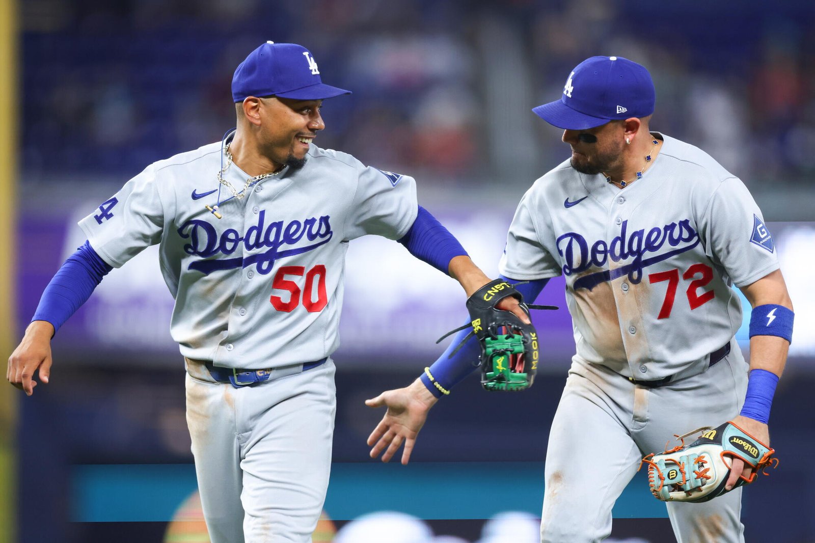 Los Dodgers Mookie Betts, izquierda, y Miguel Rojas celebran en la séptima entrada contra los Marlins en Miami el domingo.