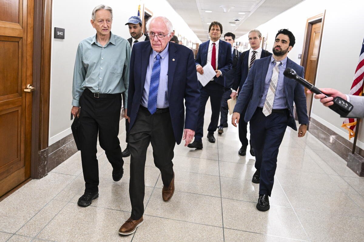 El senador Bernie Sanders (I-Vt.) caminó con otros. en el Ayuntamiento el miércoles
