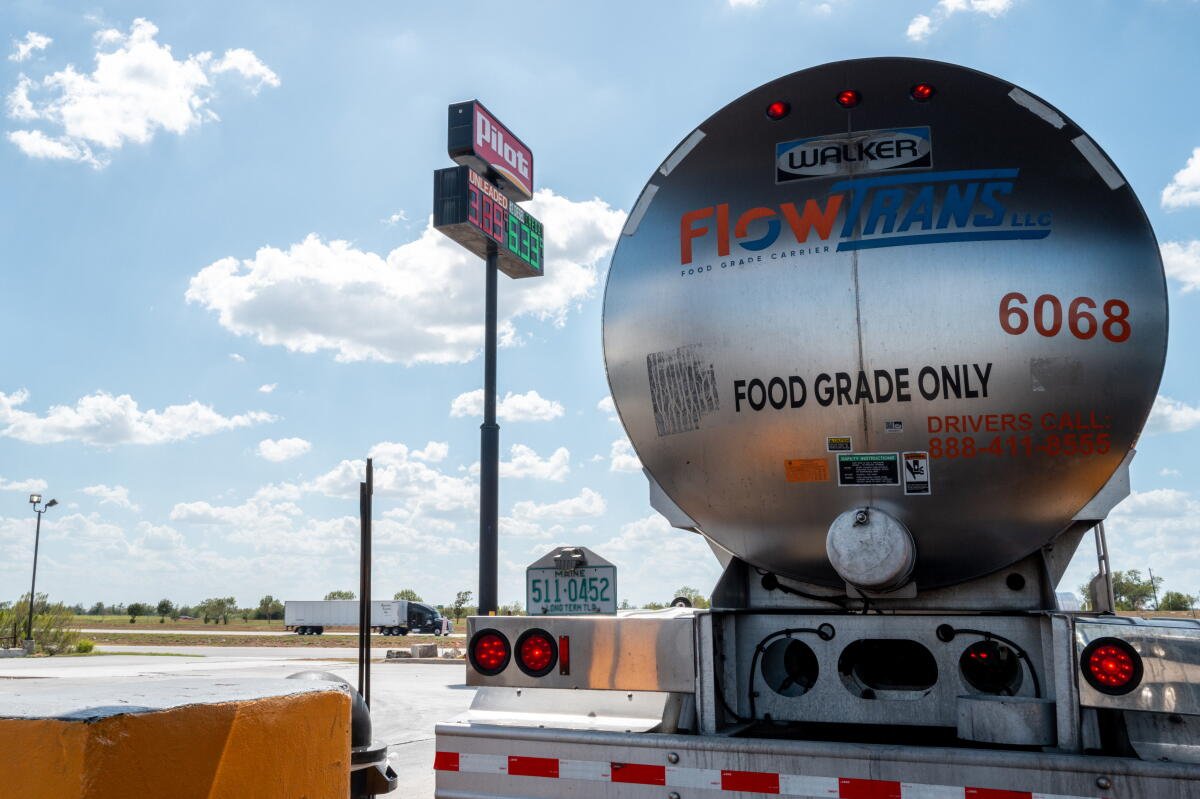 Semirremolque en una gasolinera en Texas