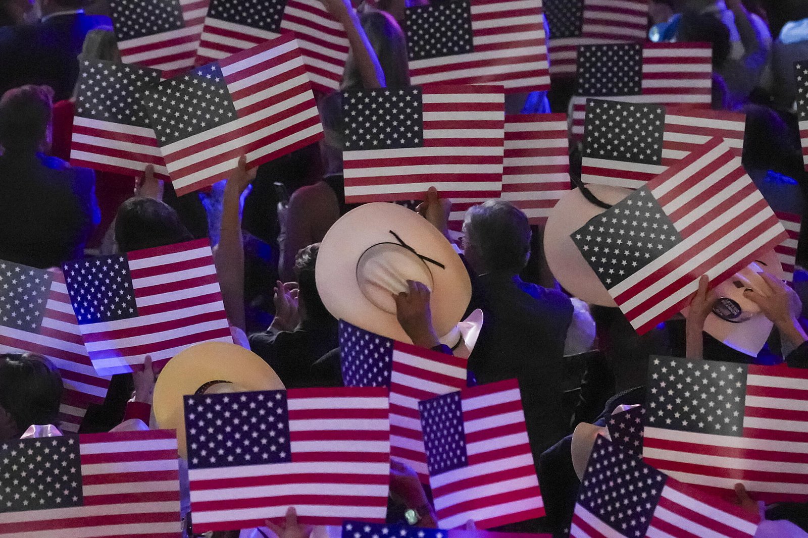Los asistentes de Texas portaban banderas y sombreros de vaquero.