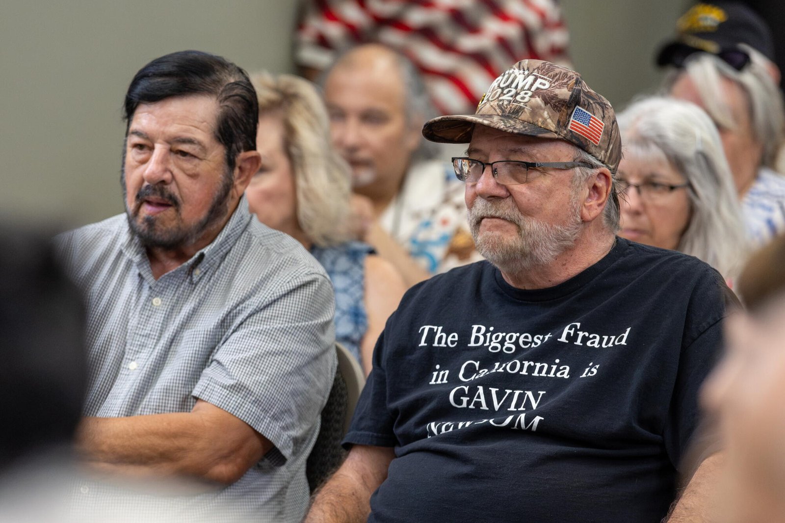 Robert Rivera (izquierda), residente de San José, y Corky Gailey, residente de Modesto, escuchan al candidato a gobernador Steve Hilton.