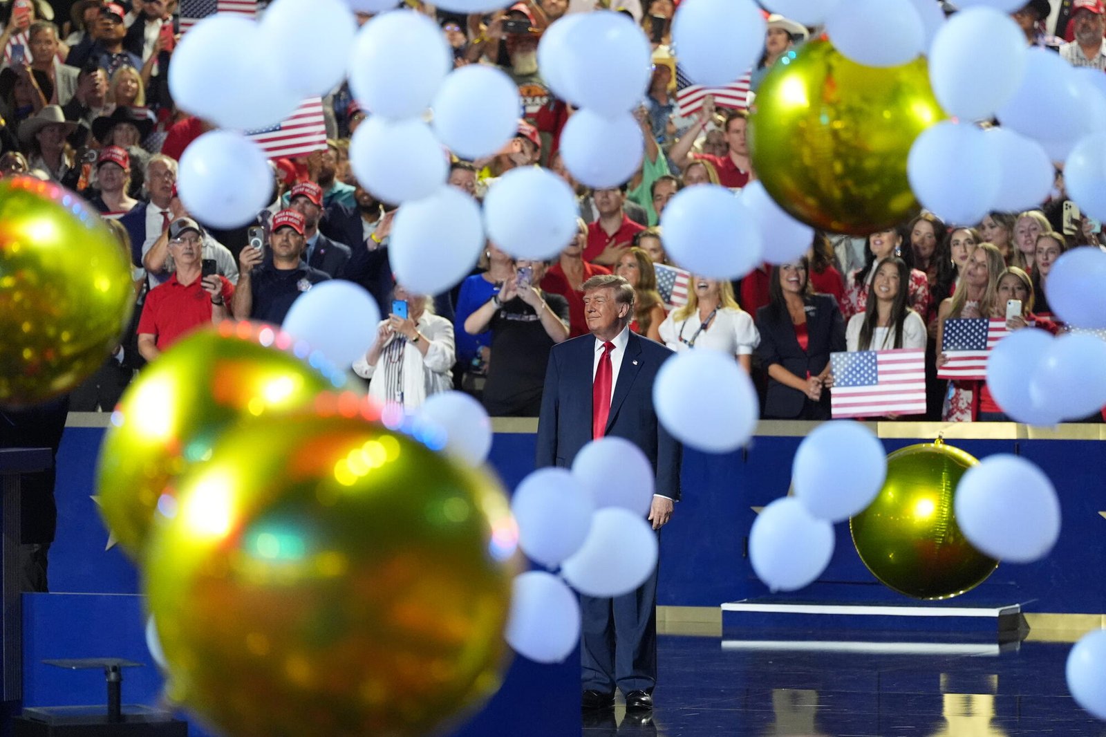 El presidente Donald Trump observa caer un globo en la convención republicana.