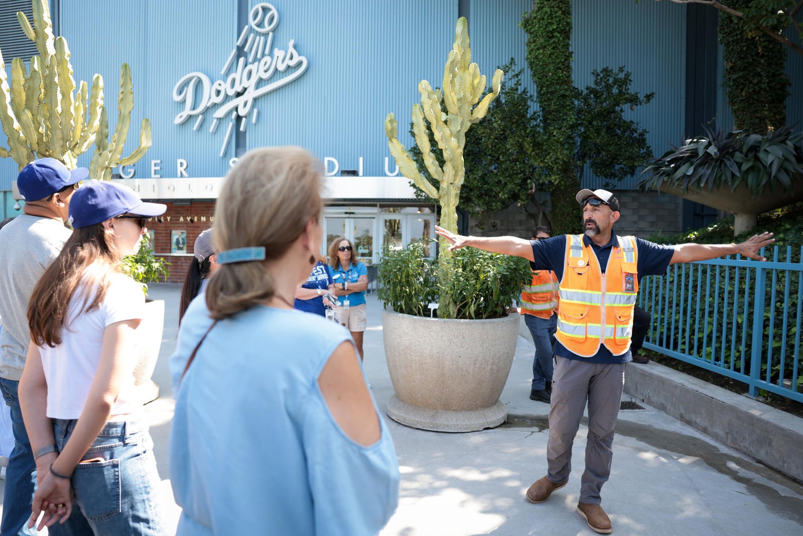 El administrador de paisajes, Chaz Perea, recorre el Jardín Botánico del Dodger Stadium el martes.
