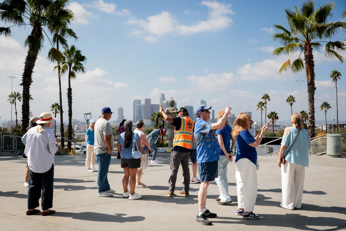 El administrador paisajista Chaz Perea recorre el Jardín Botánico del Dodger Stadium.