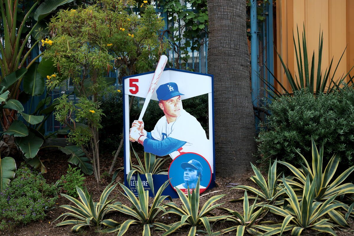 Una foto del jugador de los Dodgers Jim Lefebvre de 1965 a 1972 está rodeada de árboles en el Dodger Stadium el martes.