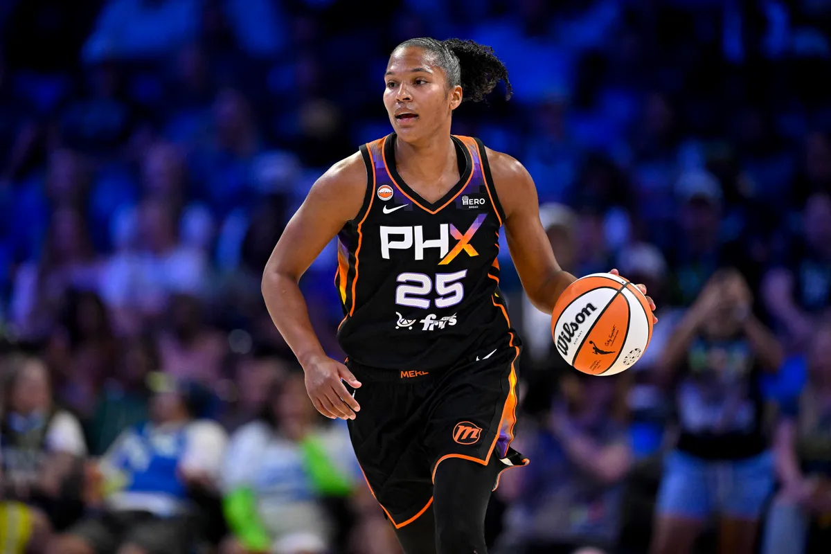 19 de septiembre de 2026; Arlington, Texas, Estados Unidos; La delantera de Phoenix Mercury, Alyssa Thomas (25), sube el balón a la cancha durante la primera mitad contra los Dallas Wings en College Park Center. Crédito obligatorio: Jerome Miron-Imagn Images